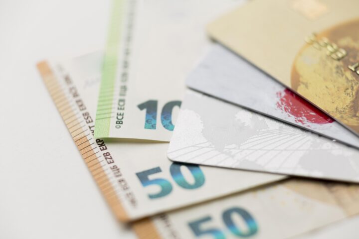 close up credit cards bank notes | Lumen Kinnisvarabüroo